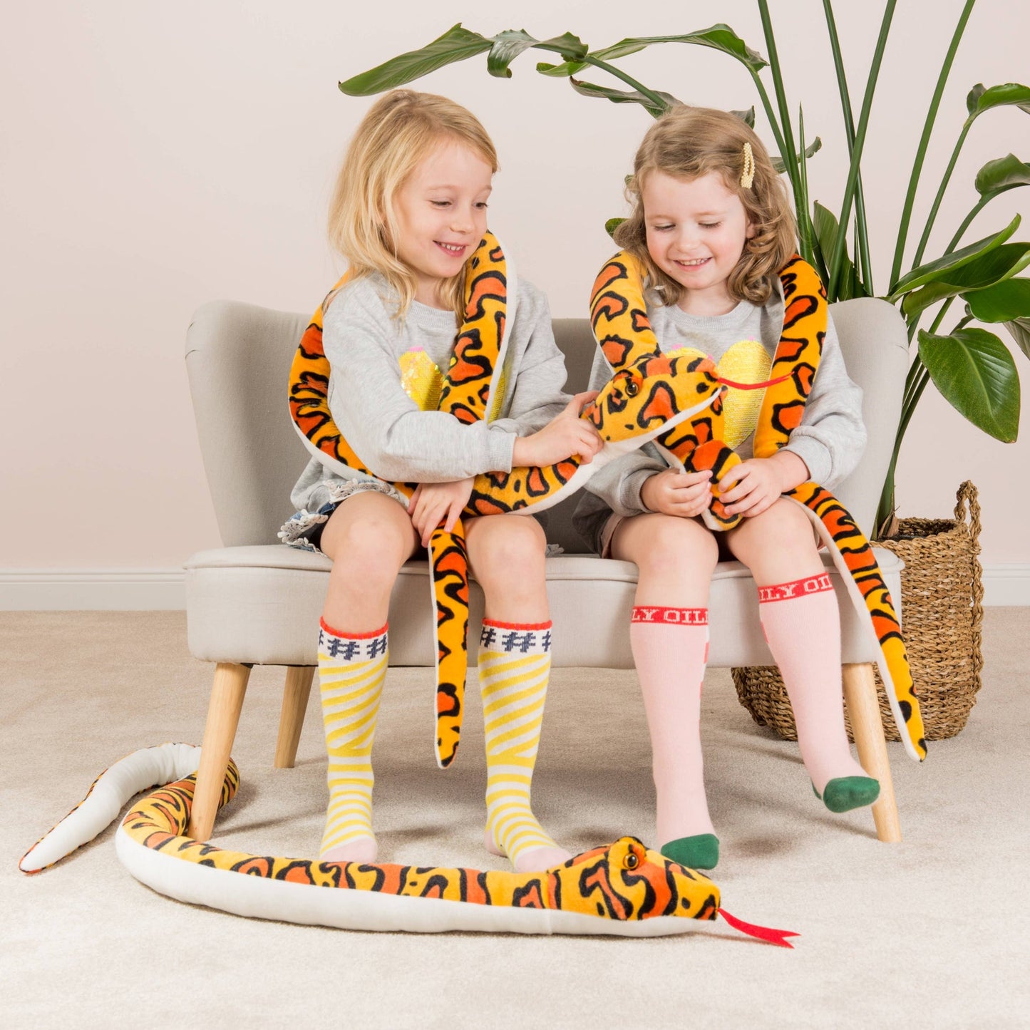 Orange-gelbes Schlangenplüschtier