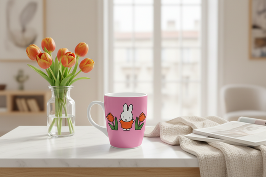 Miffy-Hasen-Tasse mit rosa Tulpen