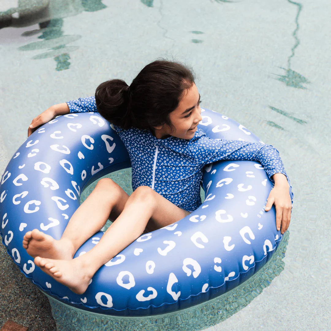 Blauer Leoparden-Pool-Schwimmreifen