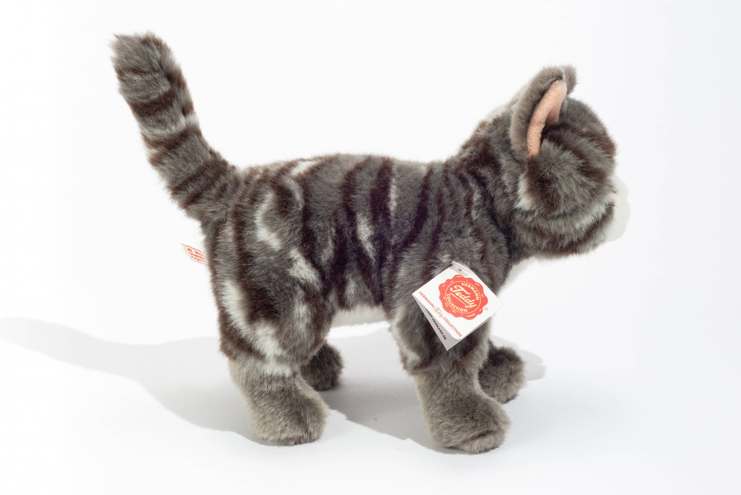 Stehendes graues Tabby-Katzen-Plüschtier