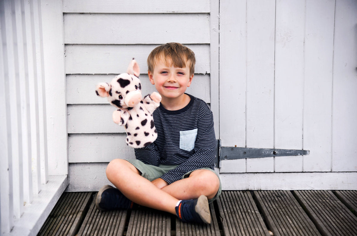 Enfant tenant une marionnette cochon tacheté Keeleco 27 cm