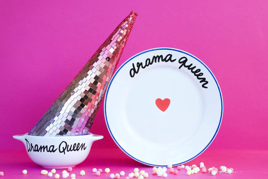 DIE FAMILIE HAT EINEN RIESEN-TELLER - Drama Queen