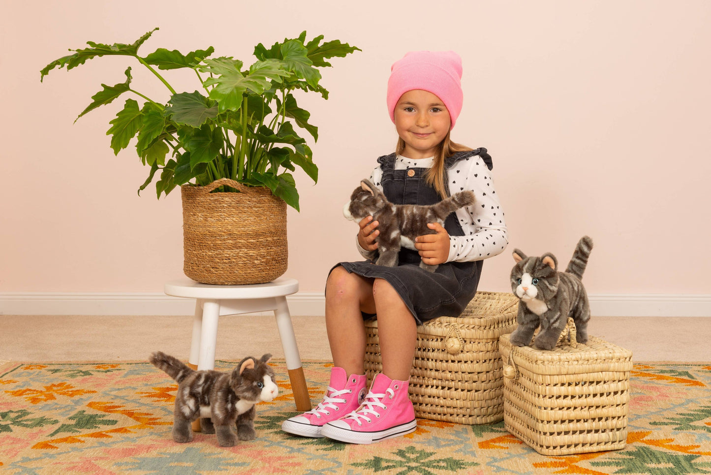 Stehendes graues Tabby-Katzen-Plüschtier