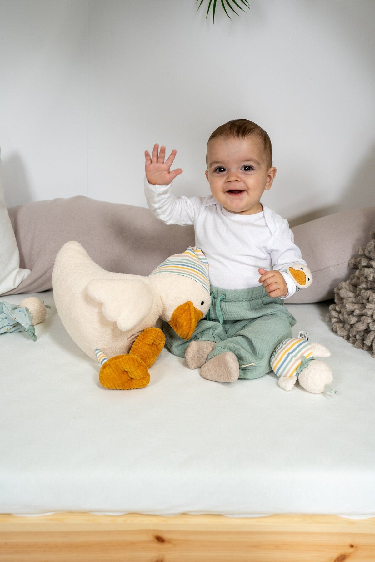 Mini-peluche câline Canard Edda – mise en situation
