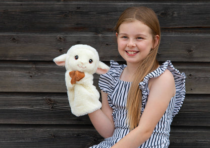 Enfant utilisant une marionnette mouton Keeleco 27 cm