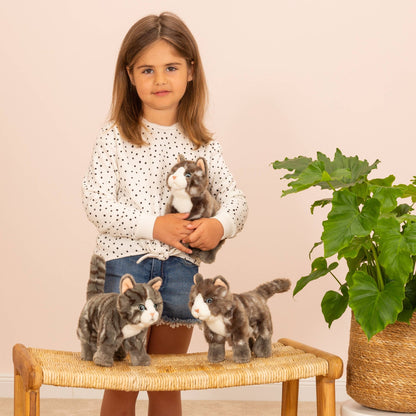 Stehendes graues Tabby-Katzen-Plüschtier