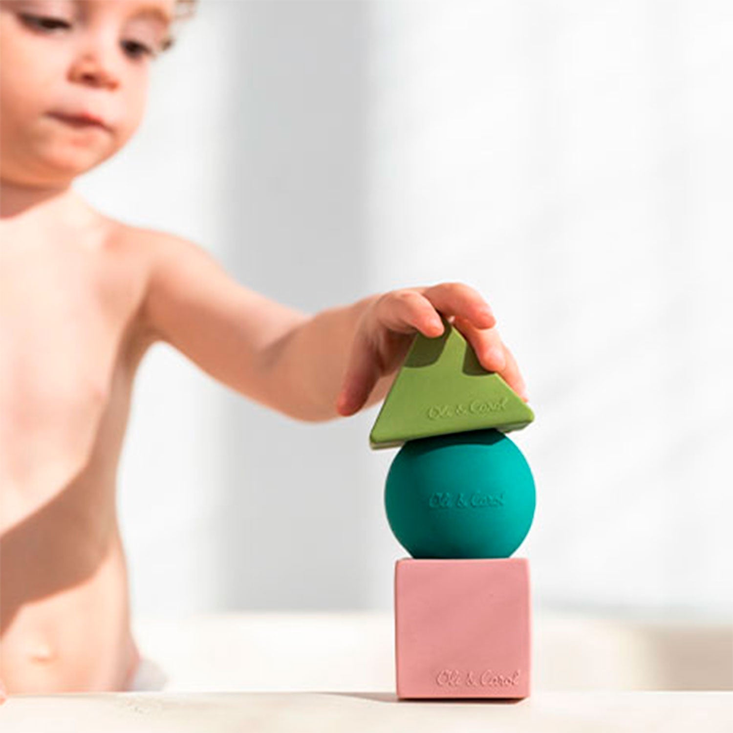 3 formes géométriques couleurs douces – Blocs à empiler bébé – Oli&Carol x Bauhaus Movement – vue produit 2
