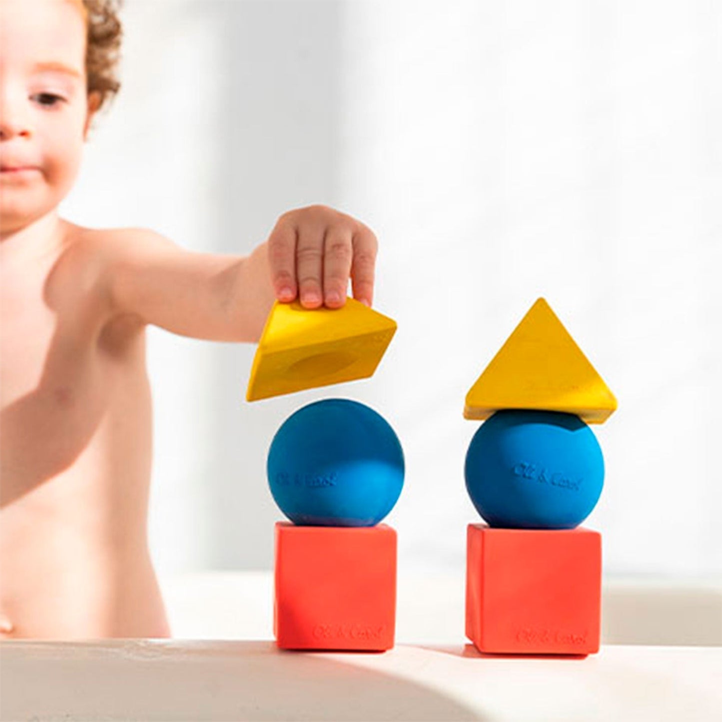 3 formes géométriques couleurs classiques – Blocs à empiler bébé – Oli&Carol x Bauhaus Movement – vue produit 2