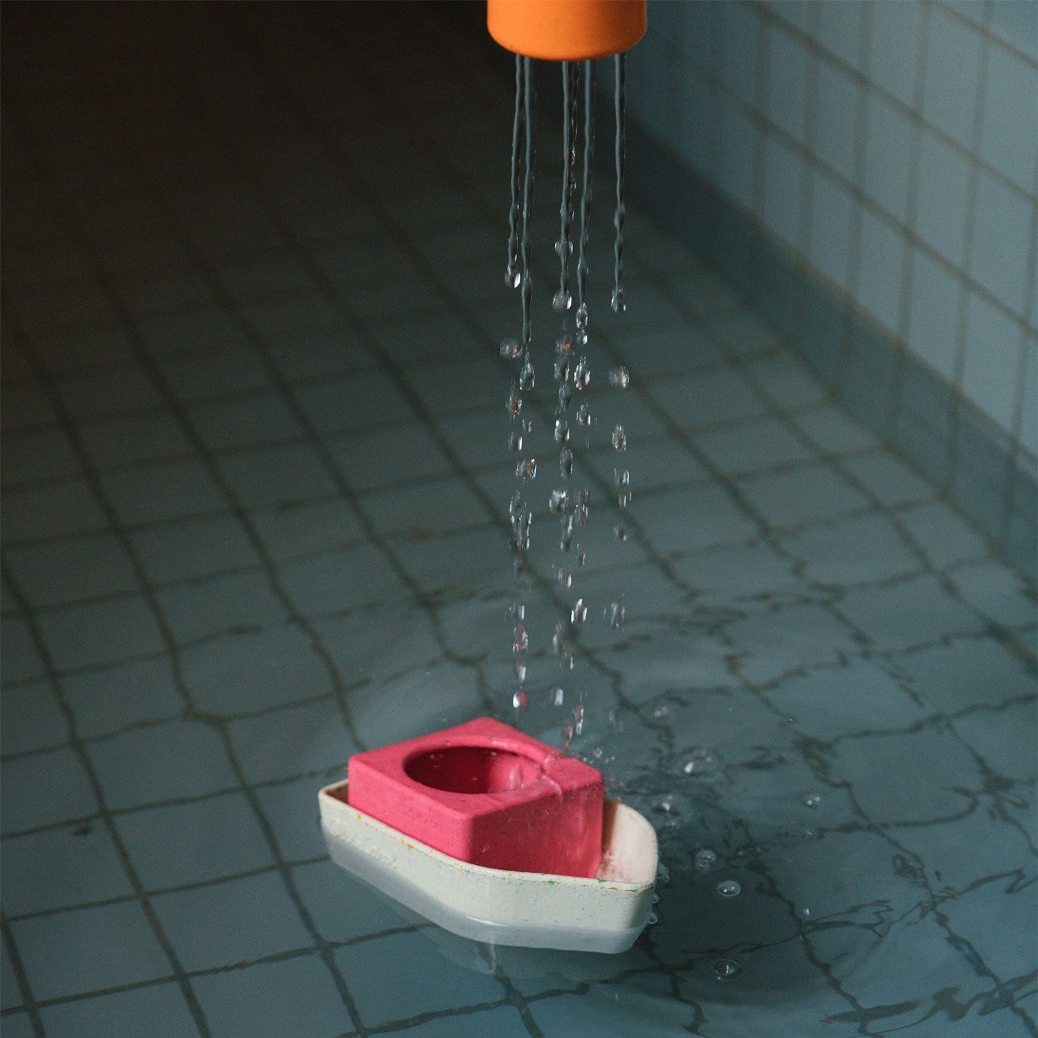 Bateau de bain en caoutchouc recyclé orange – vue produit 5