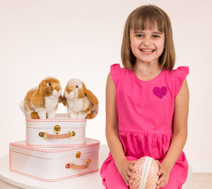 Hellbraunes/weißes, sitzendes Schlappohrkaninchen-Plüschtier