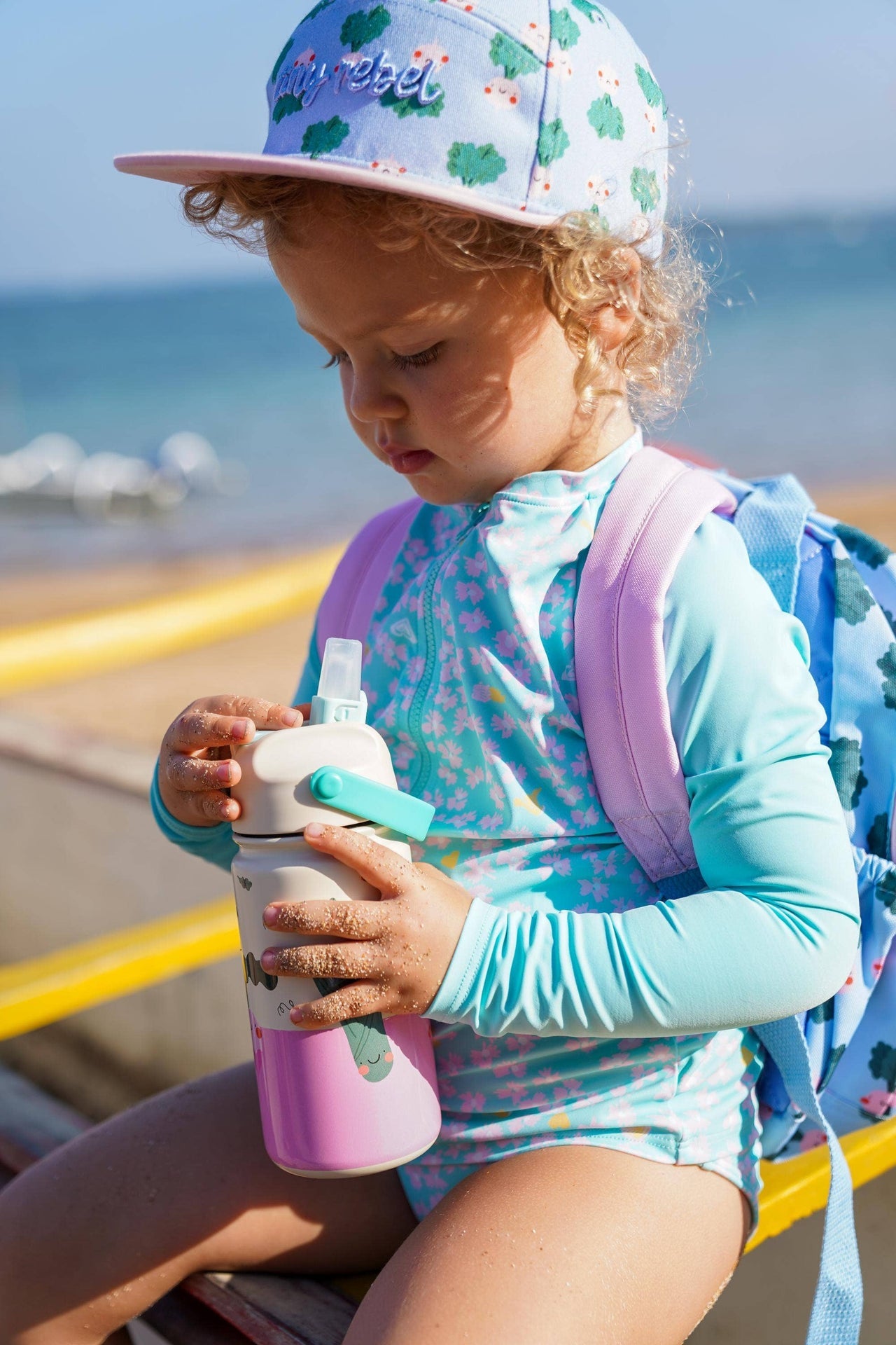 Isolierte Edelstahl-Trinkflasche für Kinder mit tanzenden Herzen