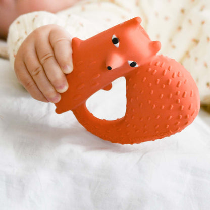 Cyril Squirrel Fox – Jouet de dentition bébé – Oli&Carol x Donna Wilson – vue produit 5