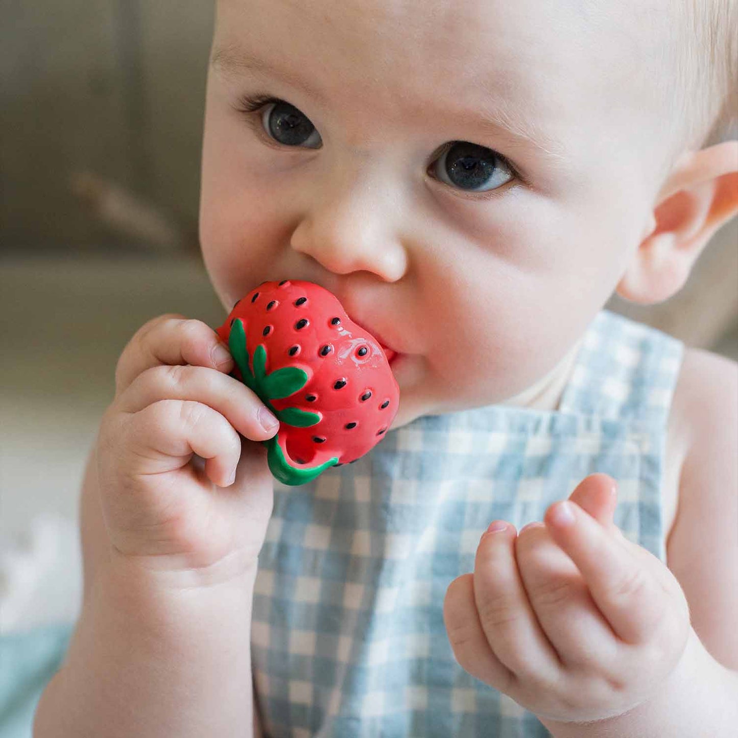 Sweetie la Fraise – Mini jouet de dentition bébé – vue produit 2