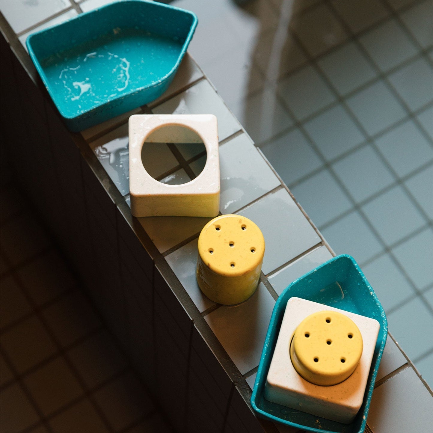 Bateau de bain en caoutchouc recyclé jaune – vue produit 4