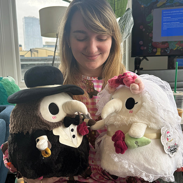 Peluche Mini Squishable – Infirmière de la Peste Mariage