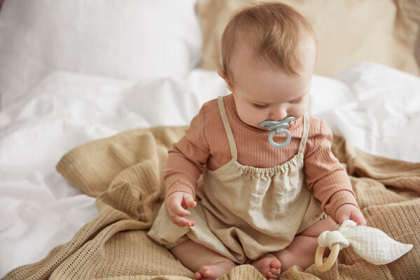 Birth pacifier in bamboo mineral green